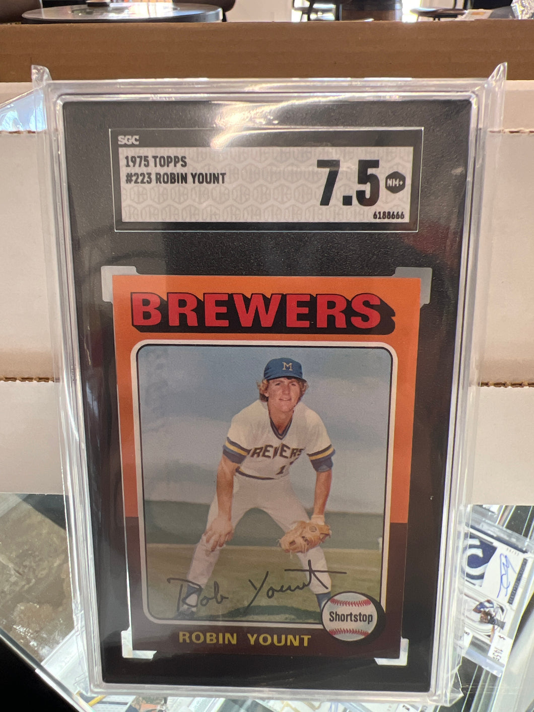 1975 Topps Set-Break #223 Robin Yount SGC 7.5 NM+